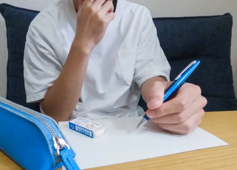 今日からできる左利きの筆記の対策を紹介